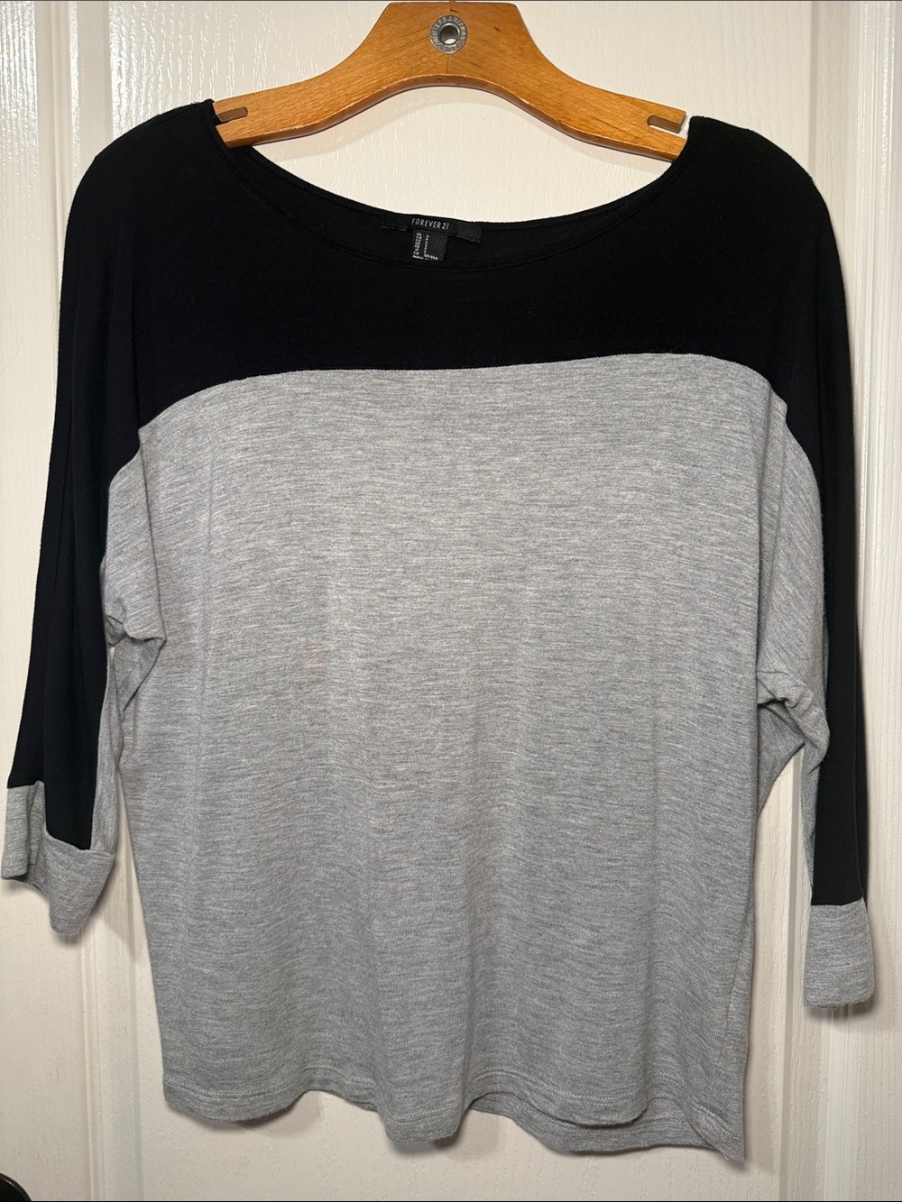 Forever 21 Women’s Gray and Black ColorBlock 3/4th Sleeve Top Size Small NWOT